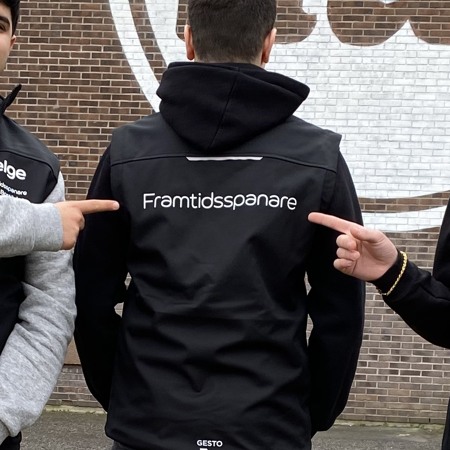 Tre ungdomar som är med i projektet Framtidsspanarna.